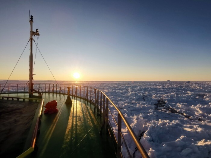 Научно-экспедиционное судно "Академик Трёшников" отправится из Петербурга в Арктику со сменой полярников