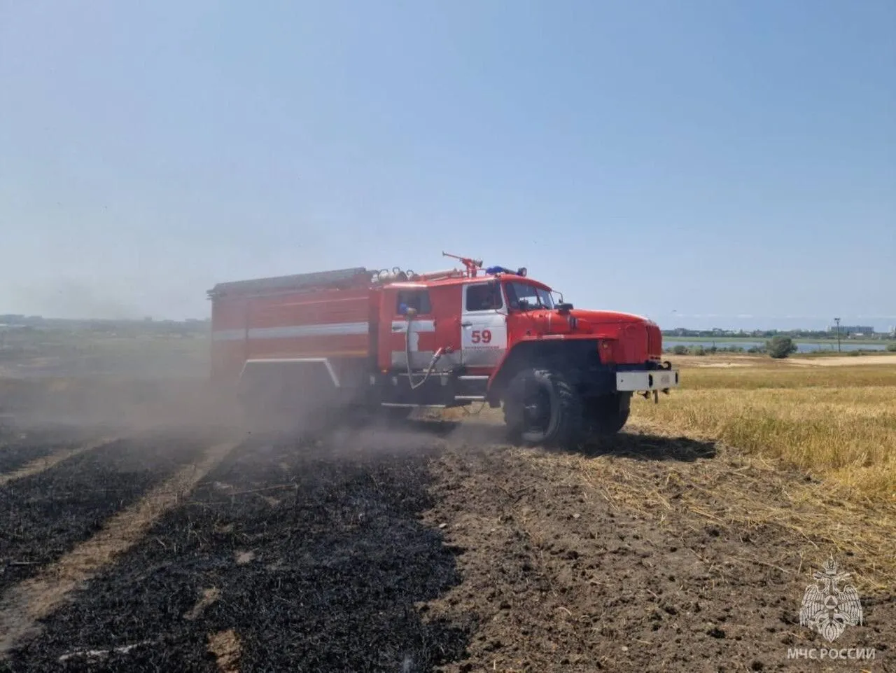 Возгорание сухой травы на площади 1,6 тыс. кв. метров под Анапой потушено