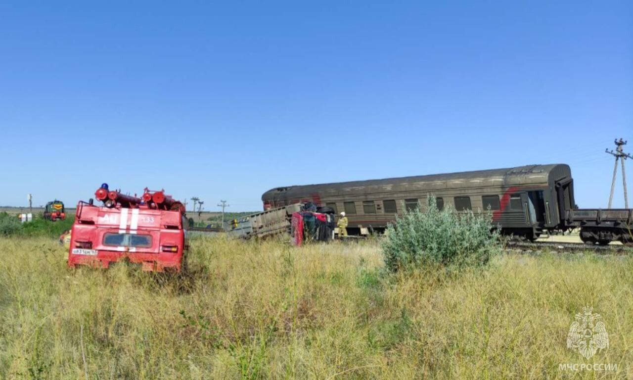 Грузовик столкнулся с маневровым локомотивом под Самарой, водитель большегруза погиб