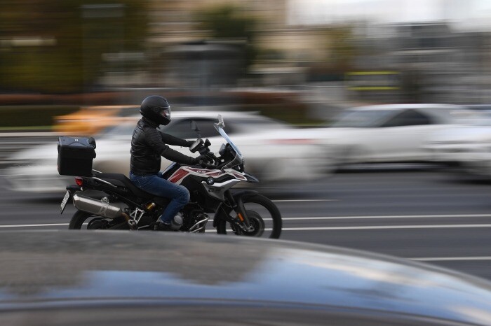 Камеры в Москве начнут фиксировать езду без шлема на мотоцикле