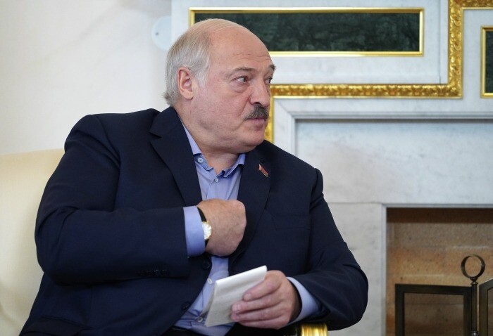 Лукашенко сообщил, что направил госкомиссию разобраться с причинами возгораний автобусов в Петербурге