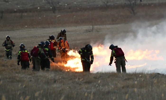 Ландшафтные пожары тушат на востоке Оренбуржья