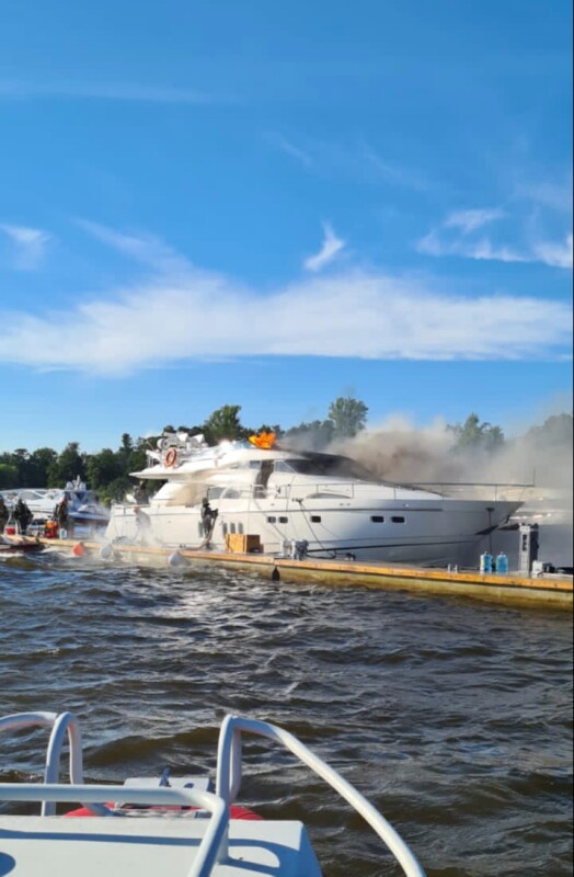Яхта загорелась у причала на Петровской косе в Петербурге
