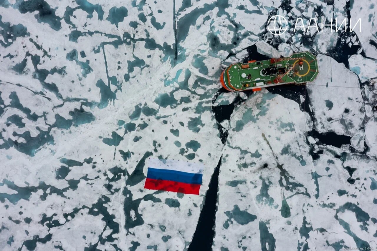 Гигантский флаг РФ развернули в Арктике