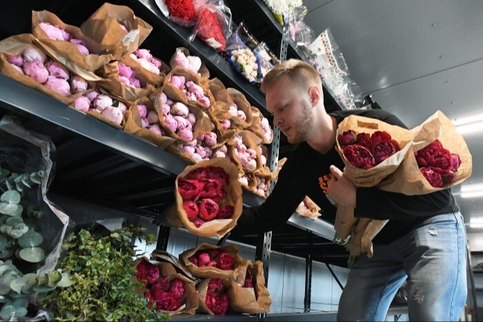 Более 160 тонн цветов привезли в Екатеринбург перед 1 сентября