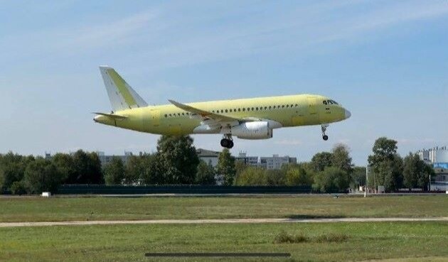 Опытный образец российского импортозамещенного самолета SJ-100 совершил первый полет