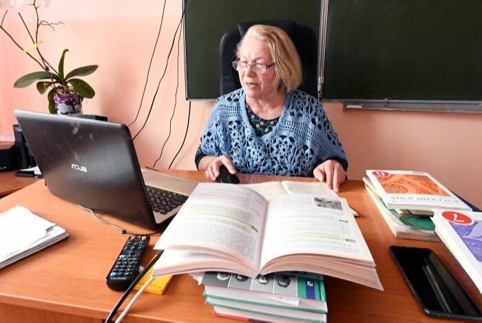 Более 7 тыс. учителей в Заполярье получат дополнительные выплаты