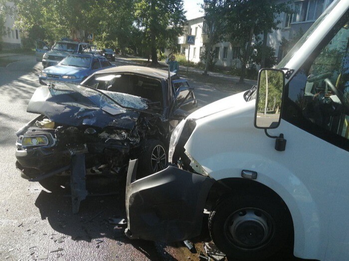 Один человек погиб, двое пострадали в ДТП с маршруткой в саратовском Балаково