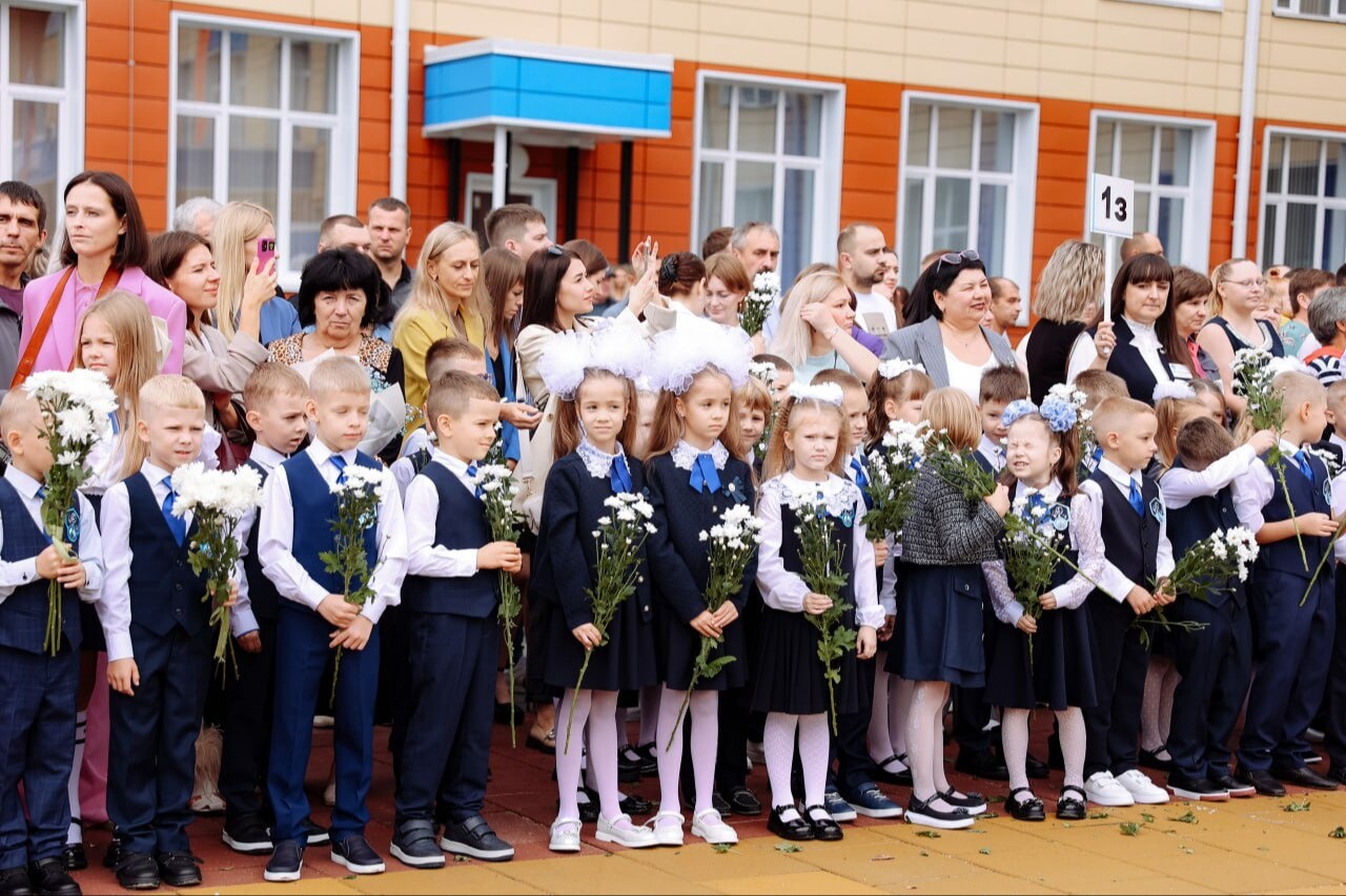 300 первоклашек приняла открывшаяся в Благовещенске самая большая школа региона
