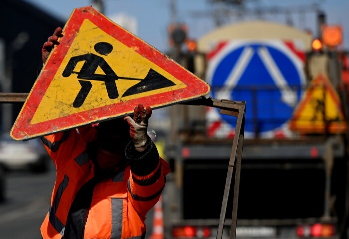 Более 2 тыс. км дорог рядом с учебными заведениями отремонтируют в РФ