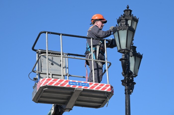 Около 6,5 тыс. энергоэффективных светильников установили в фонари в 2023 году в Москве