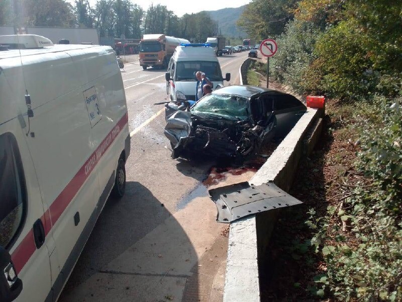Микроавтобус столкнулся с грузовиком и автомобилем на Кубани, есть погибшие