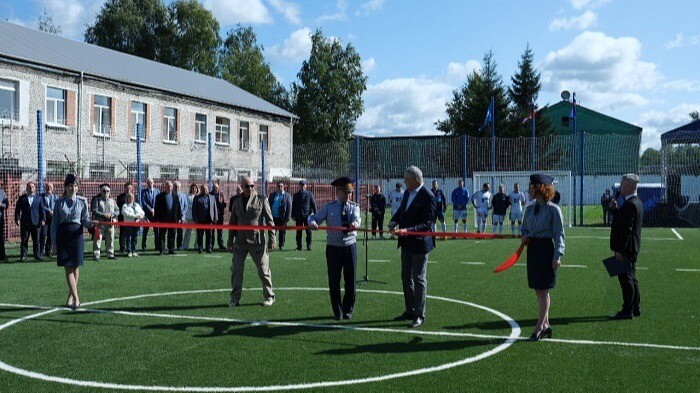 Первое в России профессиональное футбольное поле на территории колонии открыли в Петербурге