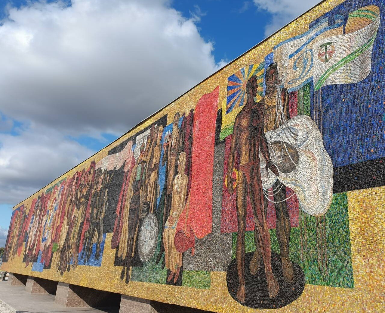Мозаичную стелу-панно "Радость труда" отреставрировали в Тольятти