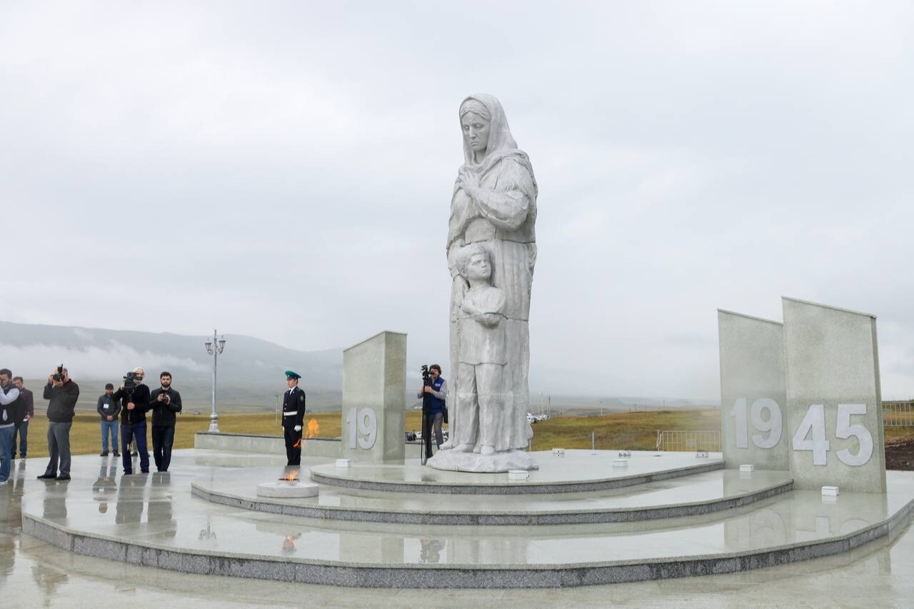 Памятник Матери в честь юбилея Расула Гамзатова открыли в Хунзахском районе 