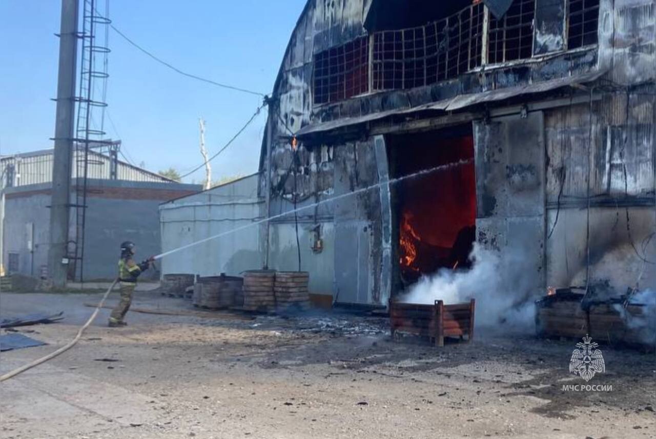 Крупный пожар локализован на складе в Краснодаре