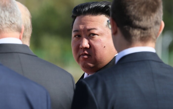 Путин подарил Ким Чен Ыну отечественный карабин и перчатку от скафандра