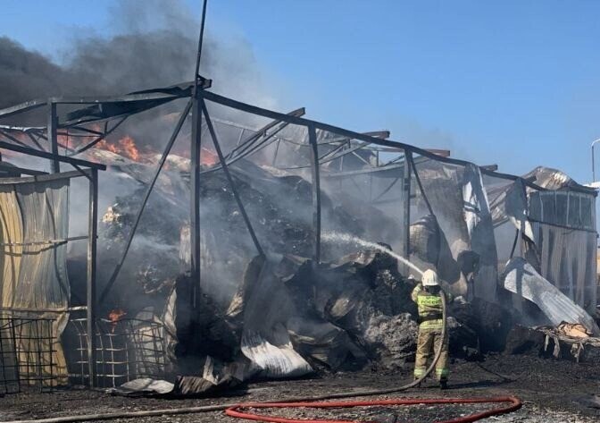 Крупный пожар тушат на складе в Краснодаре