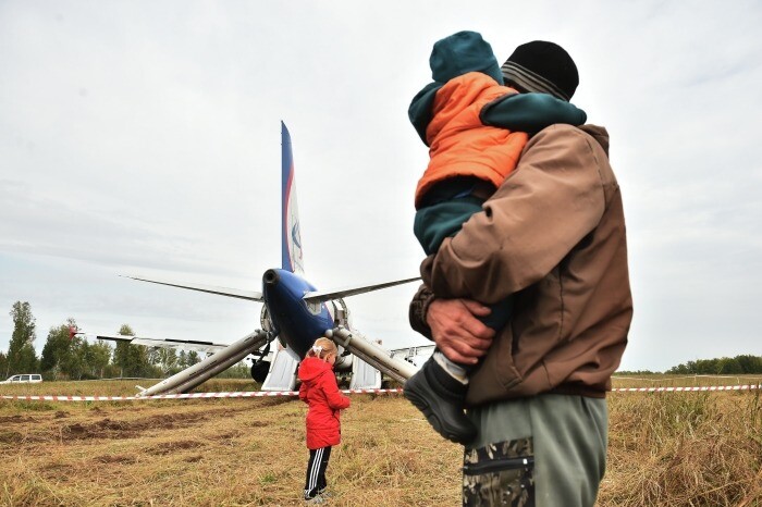 "Уральские авиалинии" перечислили компенсацию более 70 пассажирам севшего на поле самолета