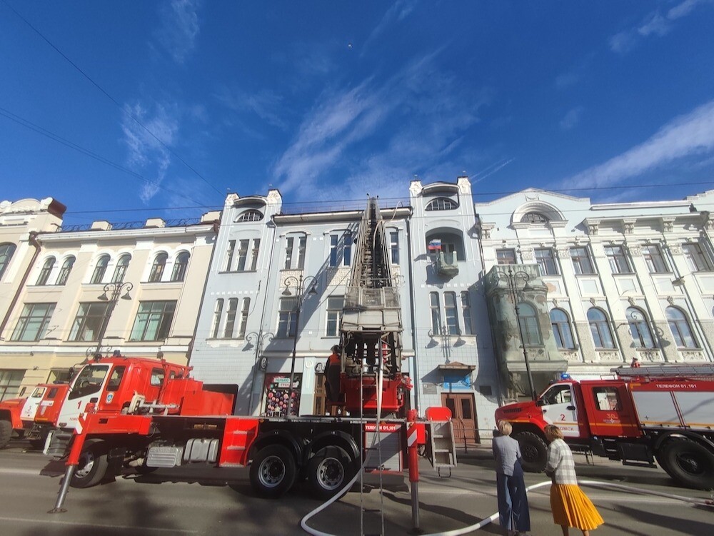Кровля здания музыкального колледжа горит в центре Томска