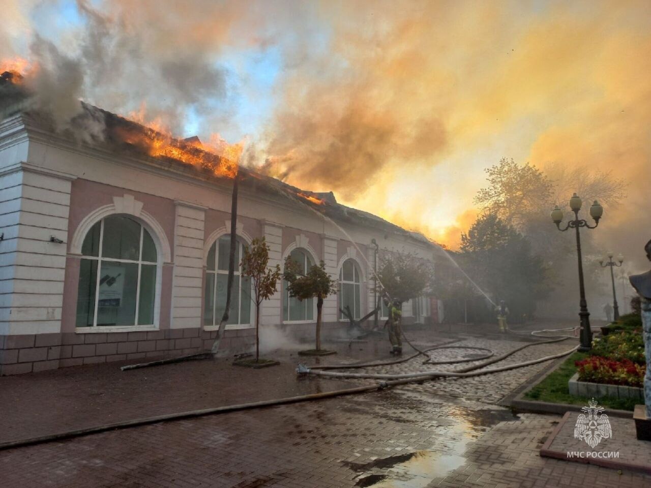 Кровля коммерческого здания горит в центре Ейска на Кубани