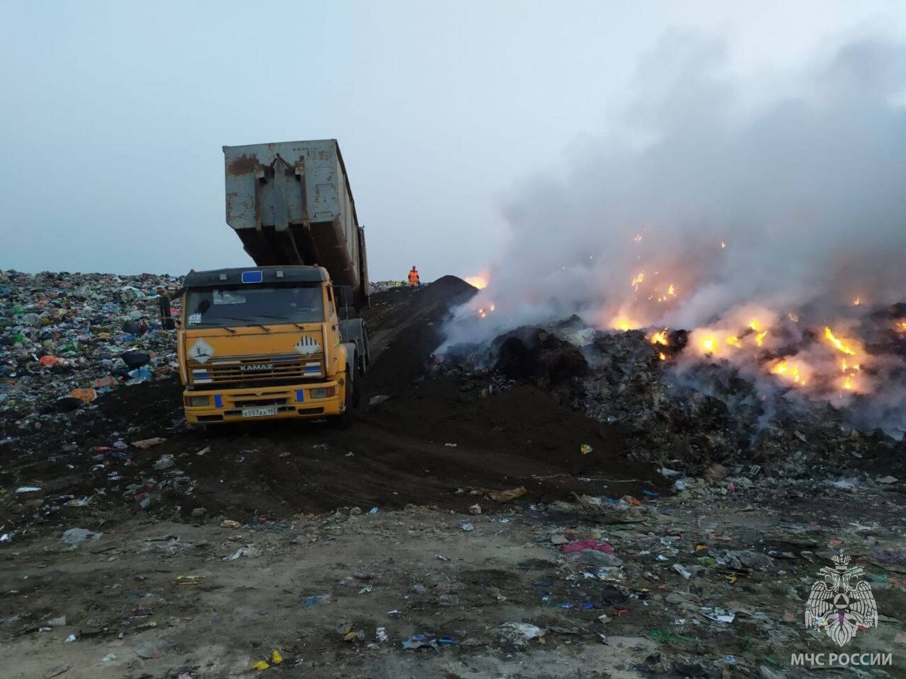 Крупный пожар произошел на полигоне твердых бытовых отходов на Кубани