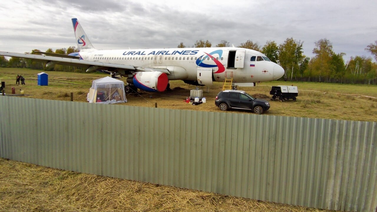 Авиакомпания рассматривает варианты взлета севшего на поле в Сибири самолета
