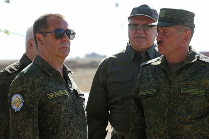 Медведев заявил о росте числа военнослужащих-контрактников в РФ