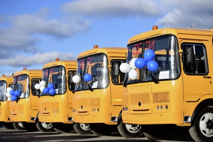 Школы Новосибирской области получили 49 новых автобусов