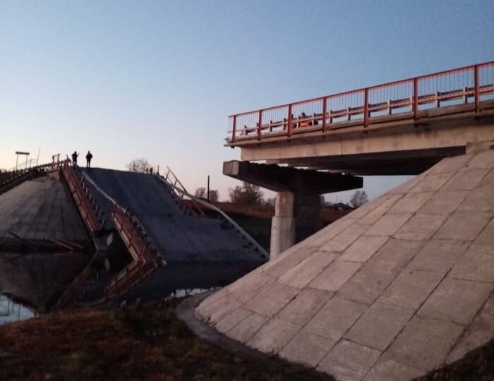 Автомобильный мост обрушился в Новосибирской области, пострадавших нет