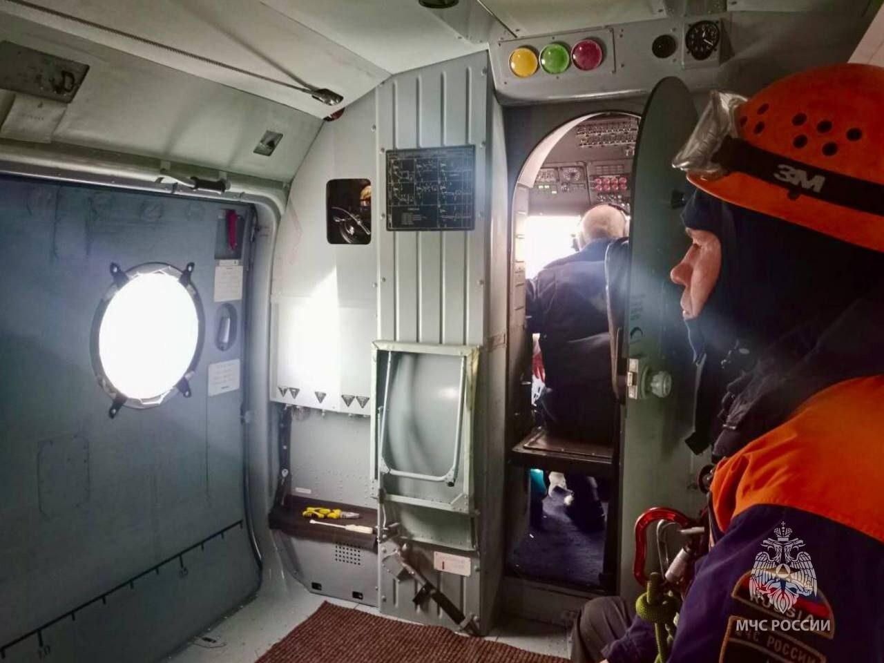 Вертолет МЧС вылетел в Ловозерские тундры на помощь обмороженным туристам