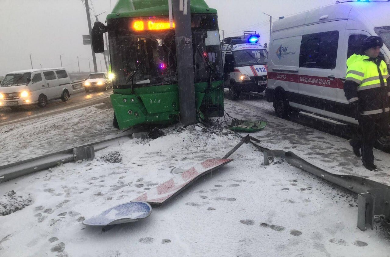 Более 10 человек госпитализировали после аварии с автобусом в Челябинске