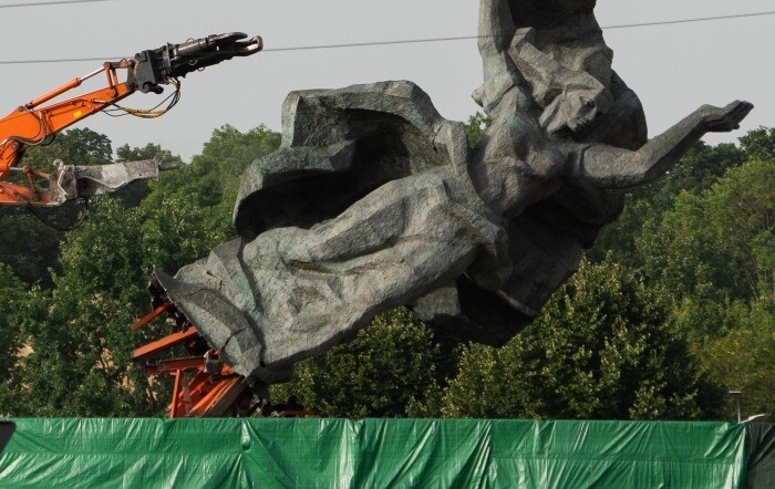 Парламент Петербурга предлагает вывозить в РФ сносимые за границей памятники