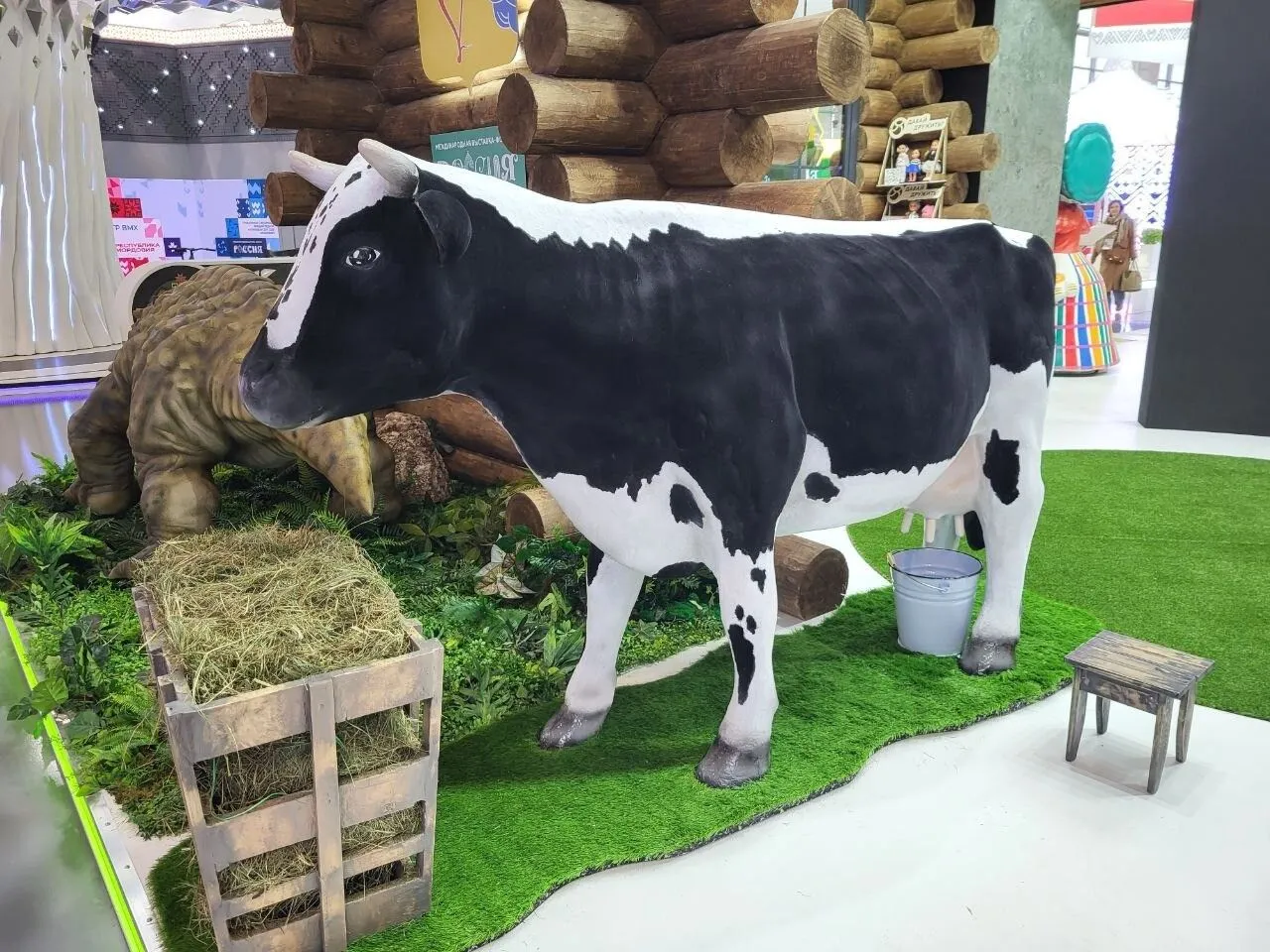 Подоить корову своими руками предложили гостям ВДНХ на стенде Кировской области