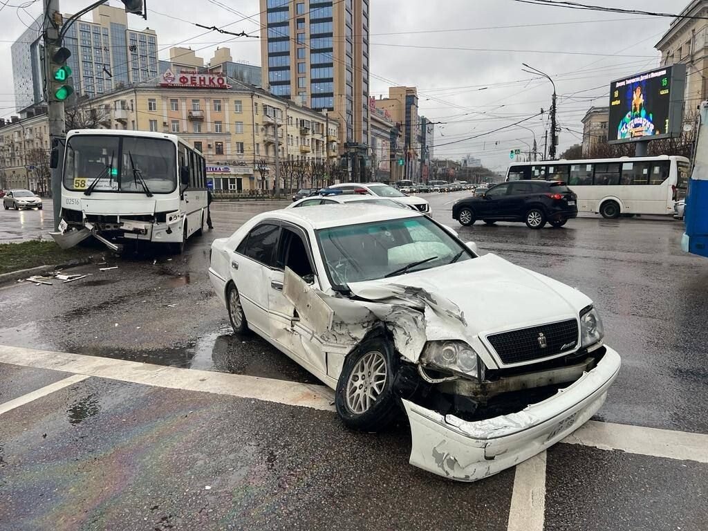 Четыре человека пострадали в ДТП с автобусом в Воронеже