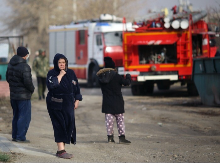 Спасатели в сахалинском Холмске эвакуировали 20 человек из многоквартирного дома из-за пожара