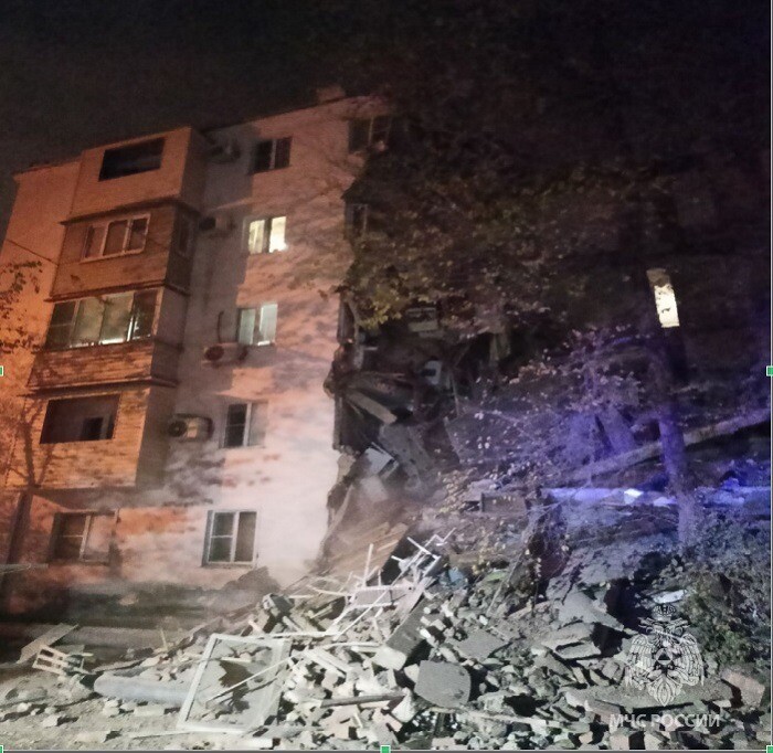 Два подъезда обрушились в многоэтажке в Астрахани, проводится эвакуация - МЧС