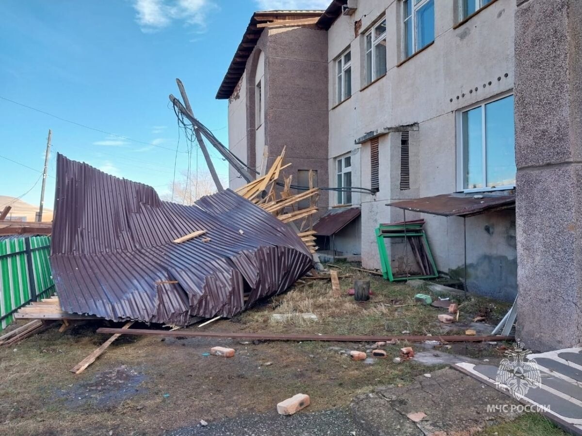 Более 90 соцобъектов и жилых домов пострадали от урагана в Хакасии
