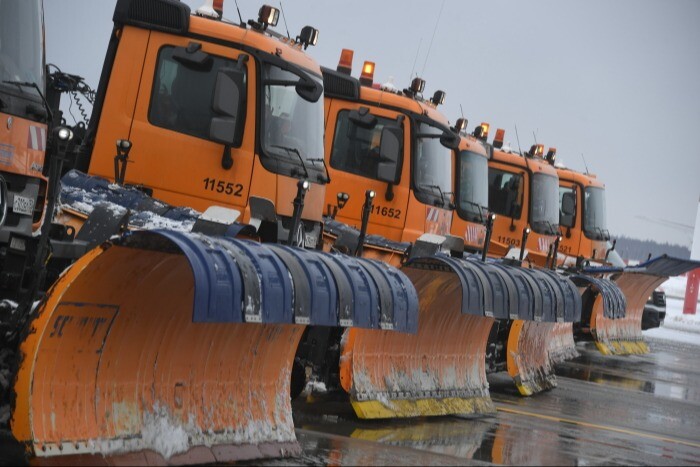 Почти 40 единиц спецтехники убирают последствия ночного снегопада в Пскове
