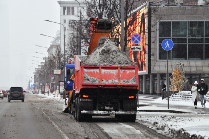 Последствия снегопада в центре России ликвидируют почти 8 тыс. единиц техники