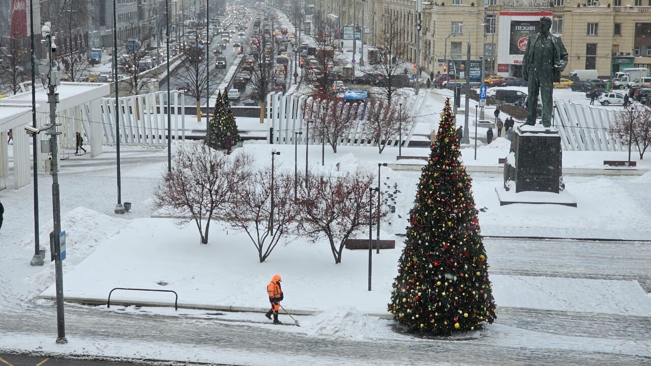 Почти 5 тыс. световых конструкций и более 1 тыс. искусственных елей украсят Москву к зимним праздникам
