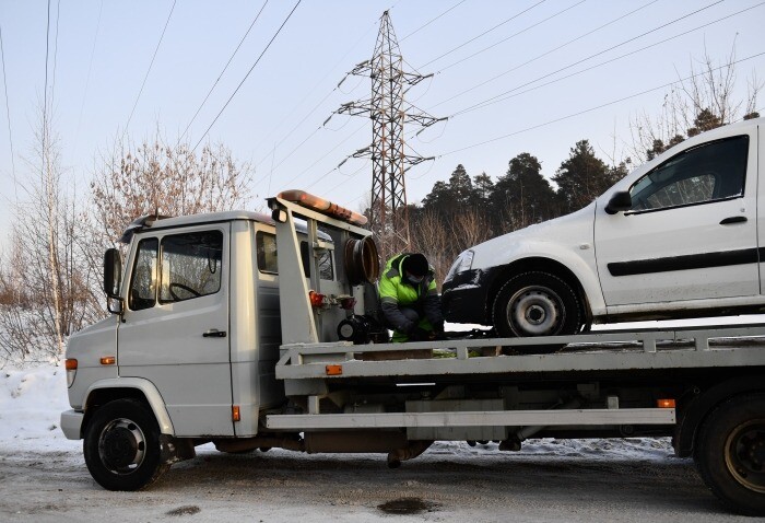 Автомобили с нечитаемыми номерами начали эвакуировать в Воронеже
