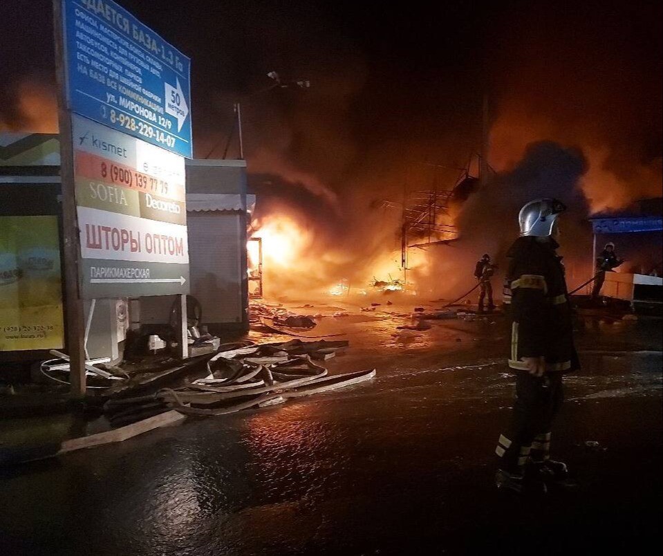 СКР заинтересовался обстоятельствами крупного пожара на рынке в Ростове-на-Дону