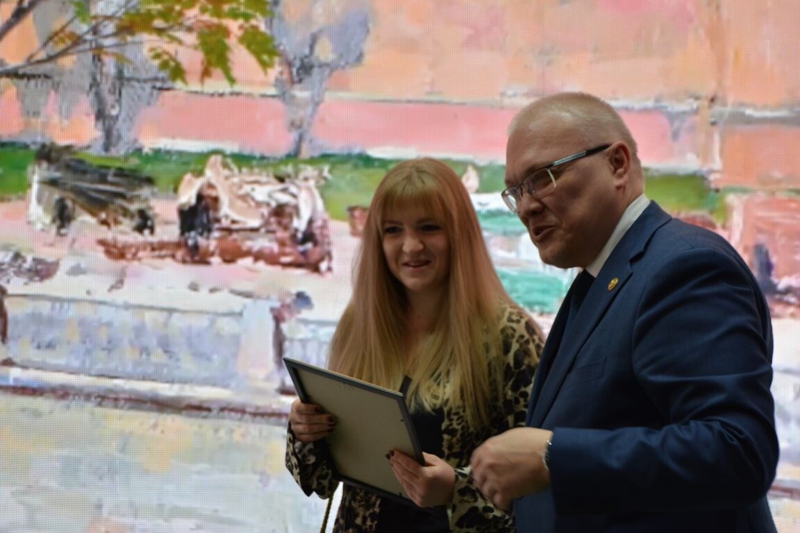 Кировский губернатор подарил экскурсию по региону юбилейному посетителю экспозиции на ВДНХ