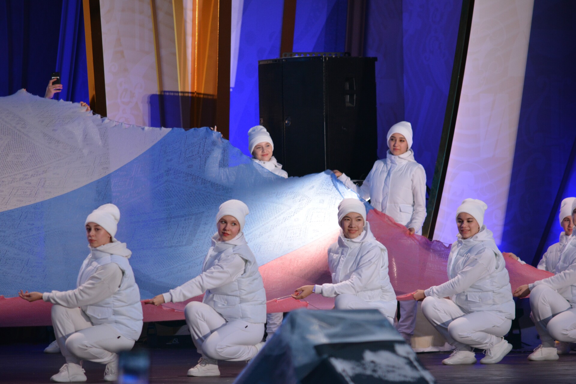 Оренбургский платок-триколор рекордного размера представили на ВДНХ