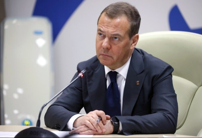 Медведев: новая Конституция России не нужна, но будут точечные изменения