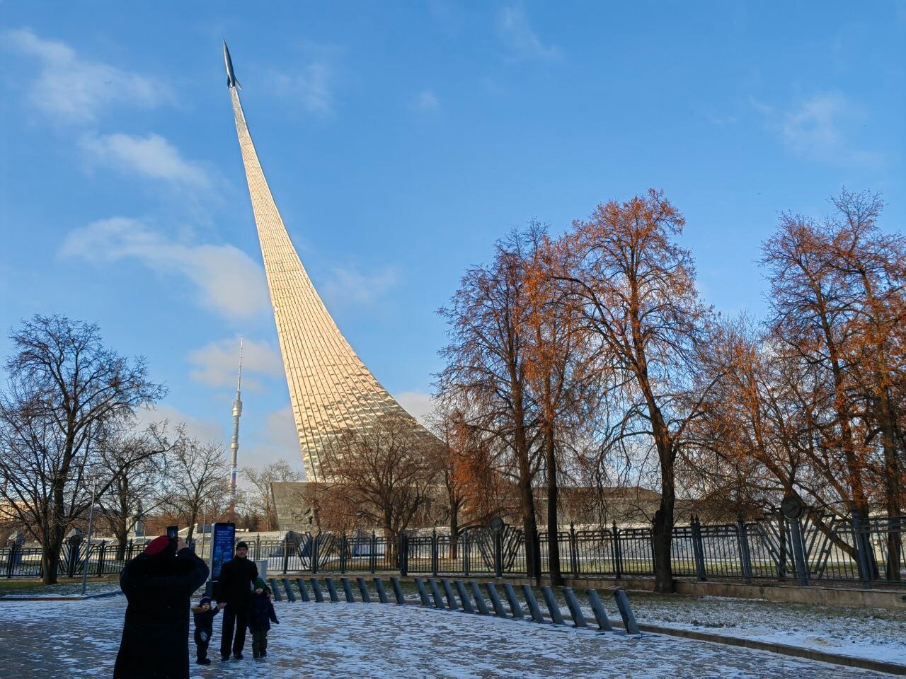 На ВДНХ завершили реставрацию монумента в честь покорителей космоса с памятником К.Э. Циолковскому