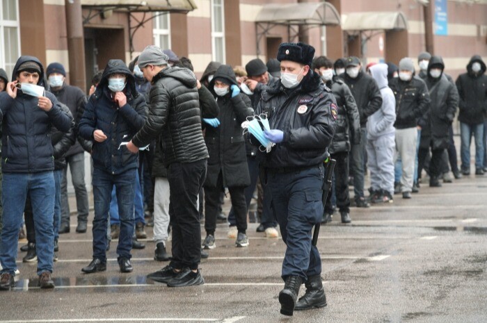 Более 2 тыс. мигрантов доставили в полицию после рейда в Петербурге и Ленобласти