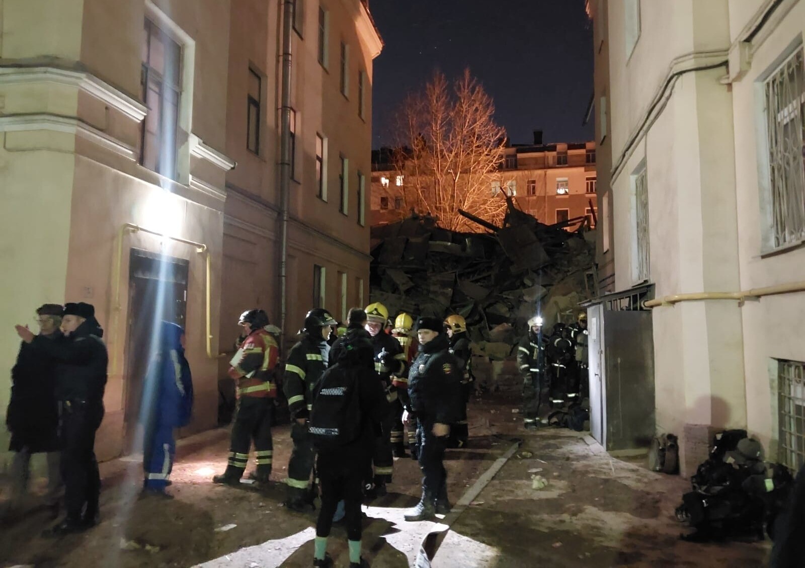 Почти 30 человек эвакуированы из-за обрушения здания в центре Петербурге