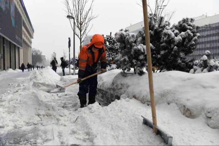 Почти 1,7 тыс. дворников расчищают проезды во дворах Челябинска в снегопад